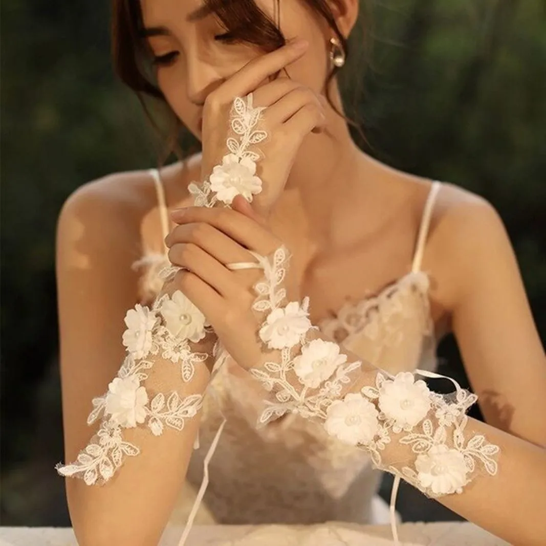 ---Cheap Lace Bridal Gloves Online with sparkles--