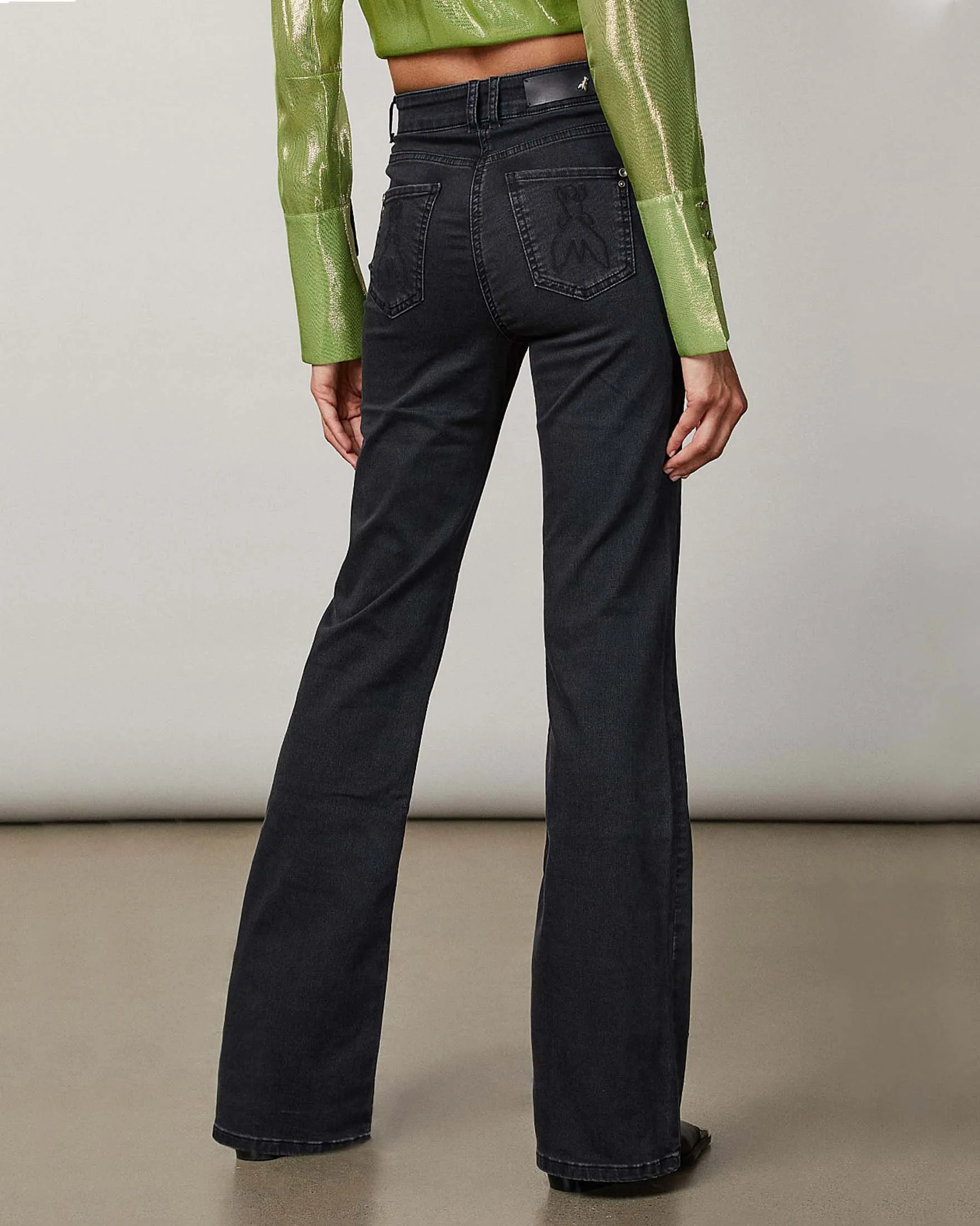 Jeans a zampa in cotone stretch neri lavato