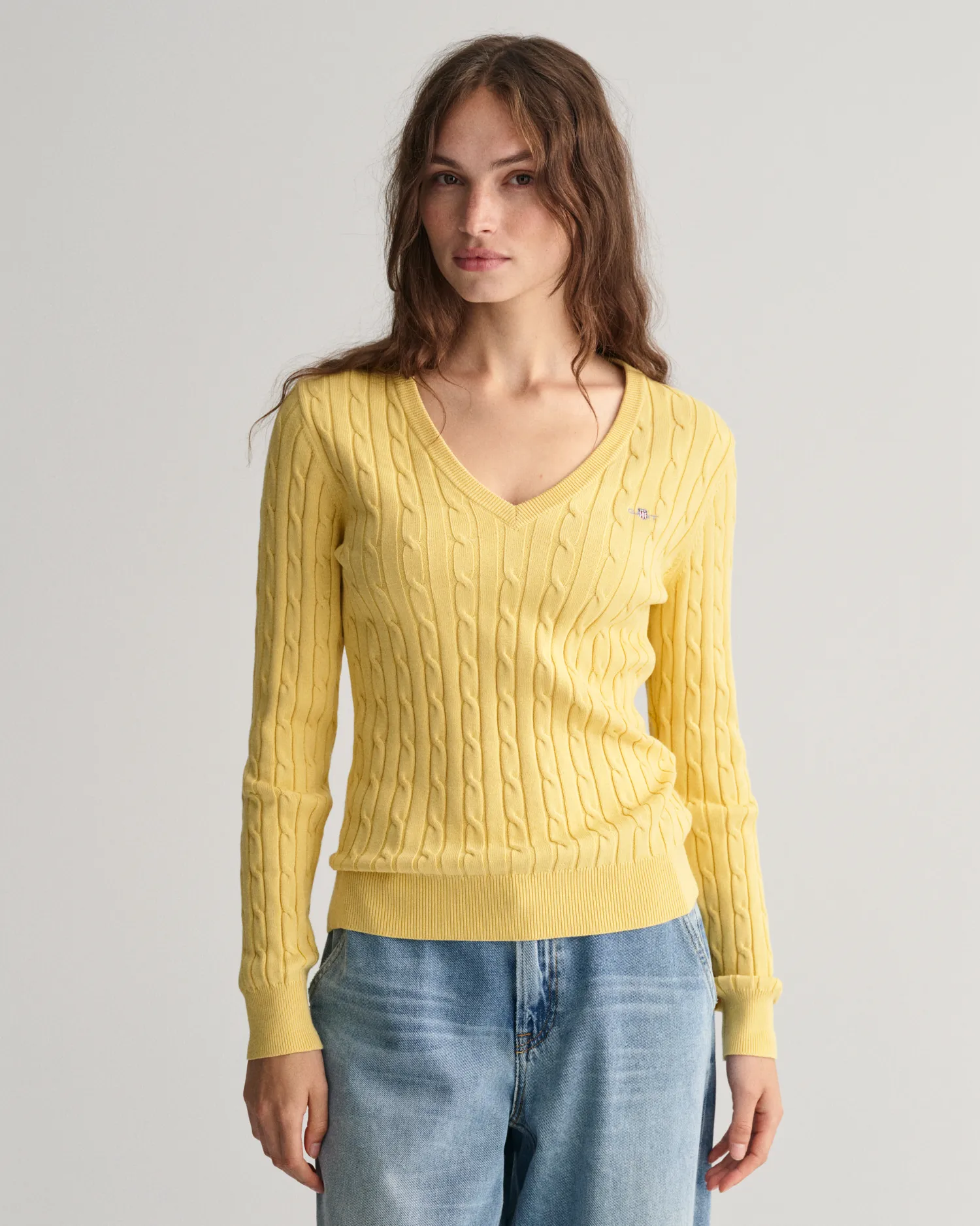 Maglia con scollo a V in cotone elasticizzato a trecce