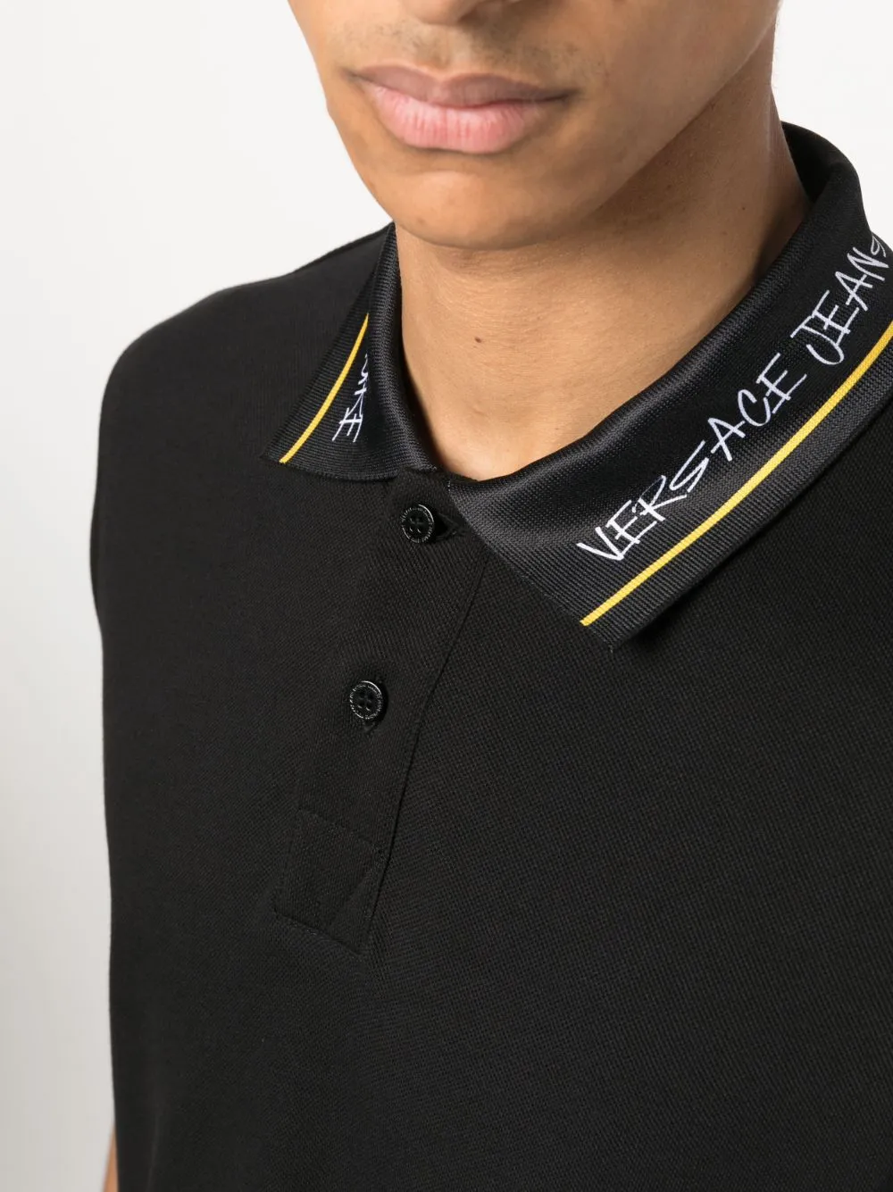 polo nera logo sul colletto